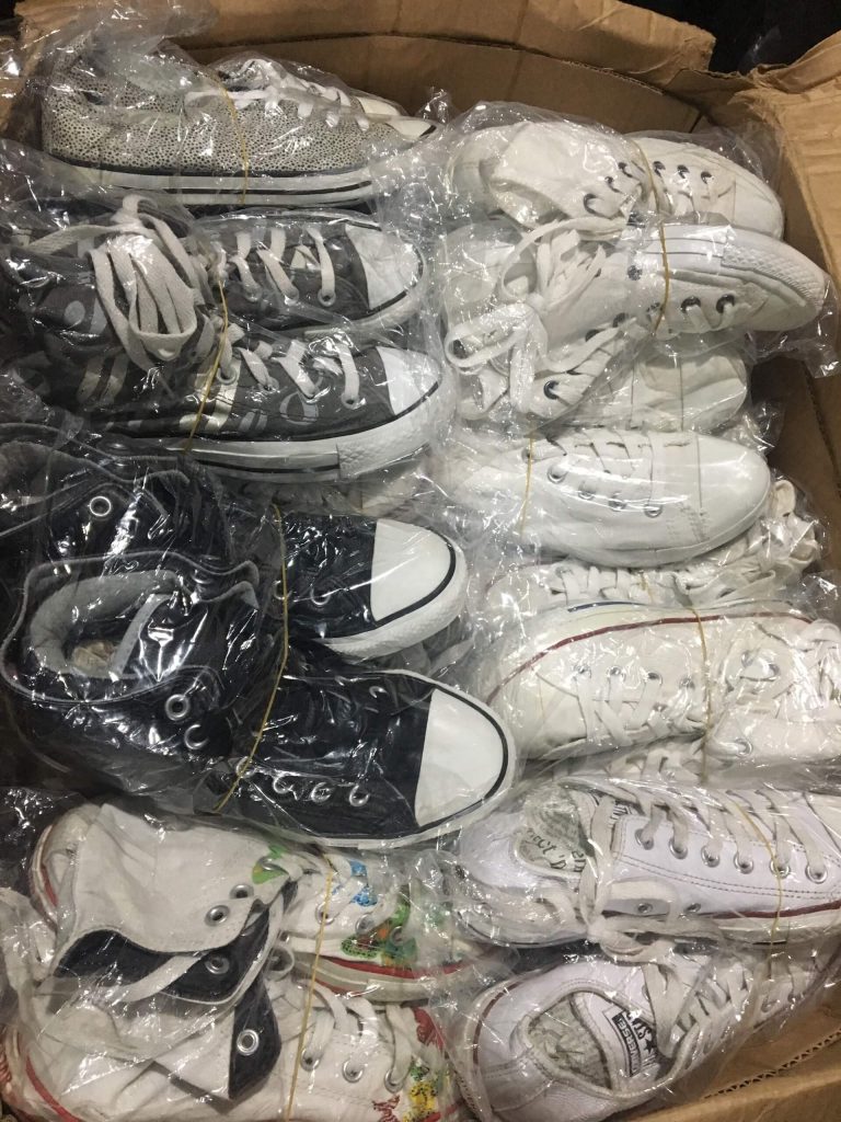 Thùng Converse trắng đen