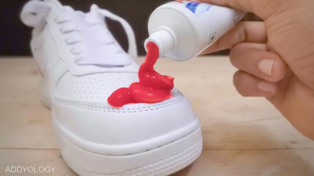 Cách giặt giày thể thao bằng kem đánh răng