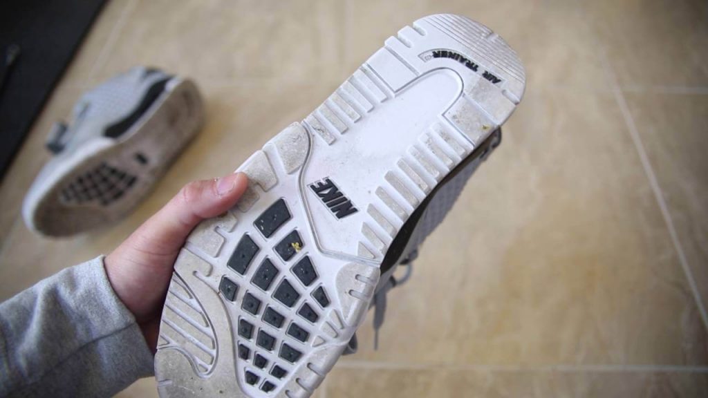Làm sạch đế giày trước khi giặt giày
