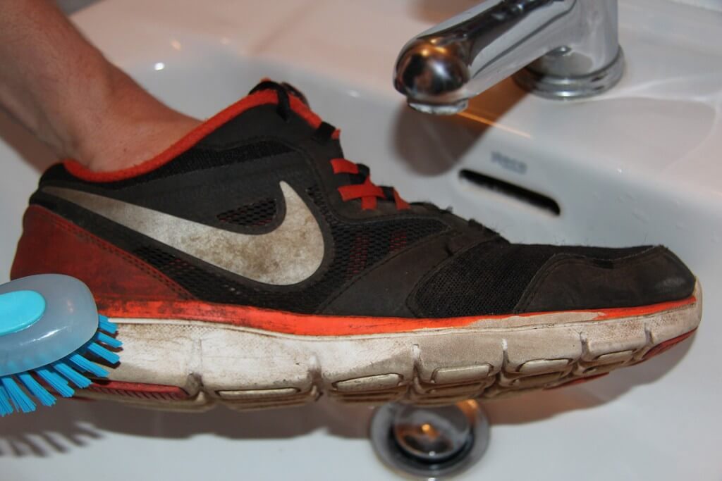 Vệ sinh bề mặt trước khi thực hiện các cách giặt giày thể thao