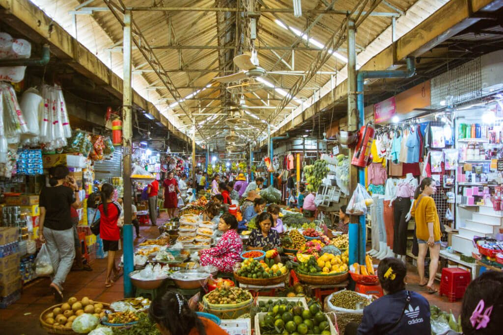 Bên trong chợ Boeung Trabek
