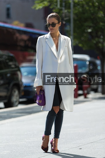 Áo dạ dài trắng + túi xách tím (Nguồn: French Style)
