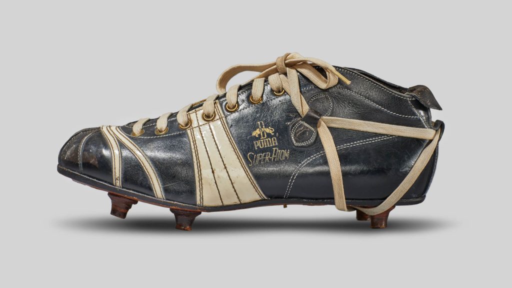 Đôi giày dành cho chơi bóng đá