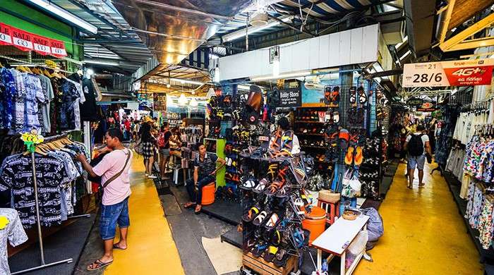 Khu chợ đêm Thái Lan cũng là nguồn hàng giày dép phong phú với nhiều mẫu mã đẹp