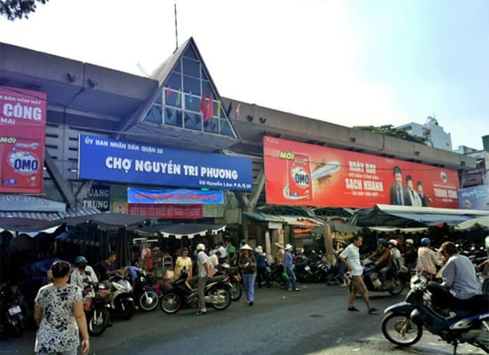 Chợ secondhand Sài Gòn | Các sạp đồ si thường nằm ở phía trước cho nên rất tiện dễ mua sắm