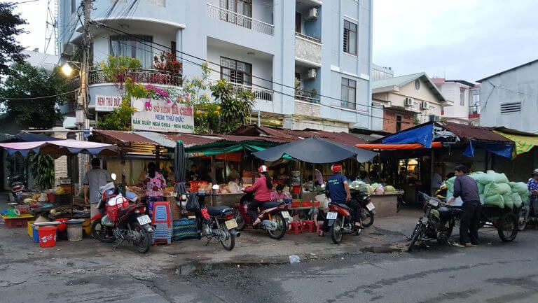 Chợ bán đồ secondhand TPHCM - Chợ Kiến Thiết
