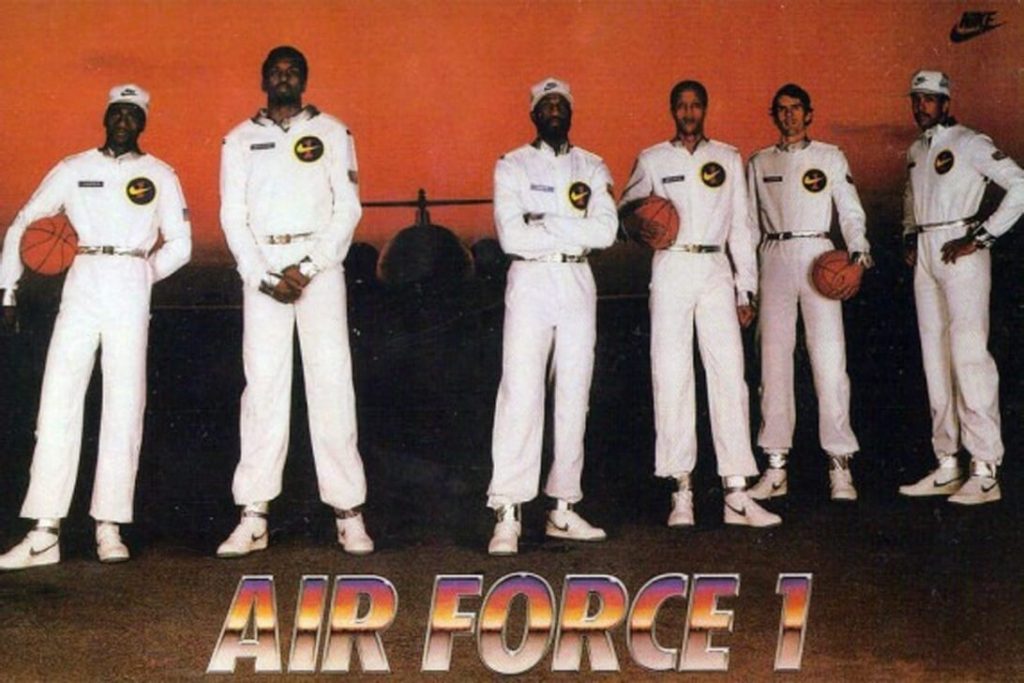 The Original Six - 6 cau thu bong ro dau tien mang air force 1