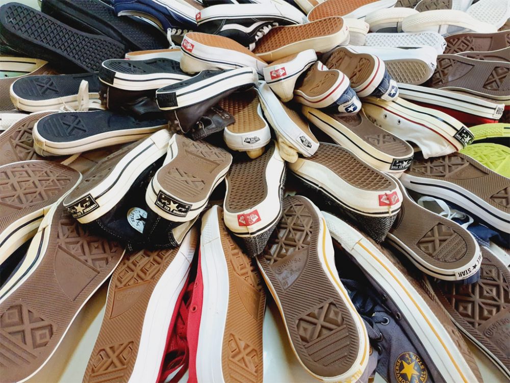 giày converse hàng thùng là giày đã qua sử dụng được lấy từ nước ngoài và đóng thành từng thùng khoảng 100 đôi